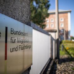 Bundesinnenminister Alexander Dobrindt (CSU) hat das Bundesamt angewiesen, die Widerrufsprüfungen für syrische Staatsangehörige