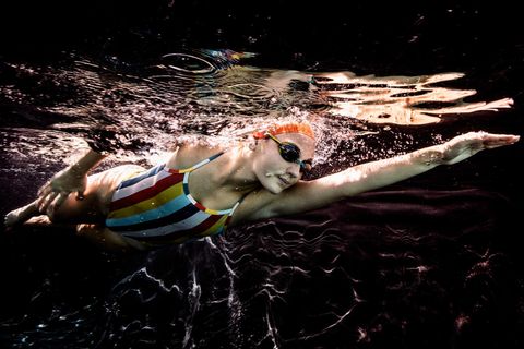 Kraulen lernen: Schwimmerin im Becken