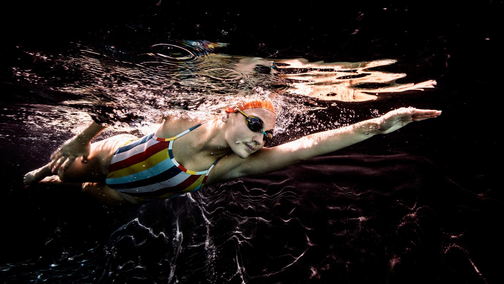 Kraulen lernen: Schwimmerin im Becken
