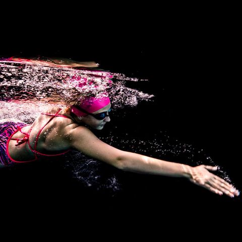 Kraulen lernen: Frau im Schwimmbecken