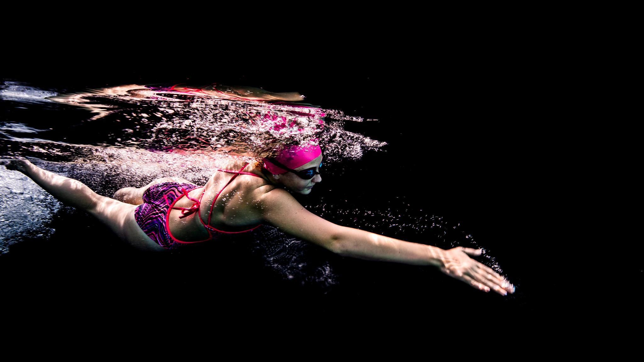 Kraulen lernen: Frau im Schwimmbecken