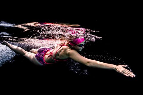 Kraulen lernen: Frau im Schwimmbecken