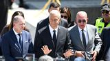 Selbst Portugals Präsident Marcelo Rebelo de Sousa (M.) erweist den verstorbenen Fußballern die Ehre