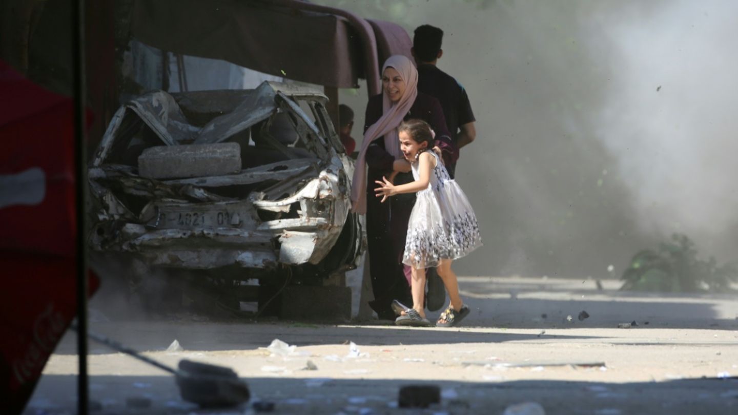 Flucht vor israelischem Angriff in Al-Bureidsch, Gazastreifen