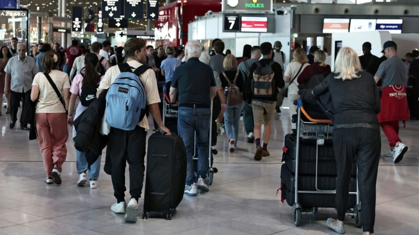 Passagiere am Pariser Flughafen