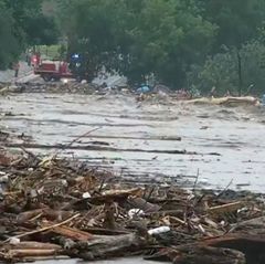 Die Polizeibehörde sprach von einem "katastrophalen Hochwasser". Foto: -/KSAT/AP/dpa