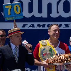 Joey Chestnut (r) schaffte das Comeback beim Hot-Dog-Wettessen, Foto: Yuki Iwamura/AP/dpa
