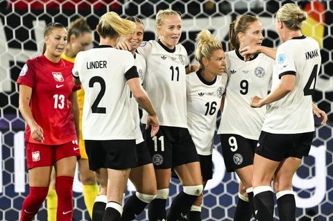 DFB-Team: Die Teamkolleginnen gratulieren Torjägerin Lea Schüller (mit der Trikotnummer 11) zum Treffer zum 2:0-Endstand