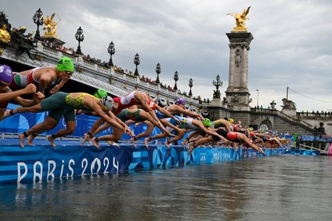 Olympia-Athleten in der Seine