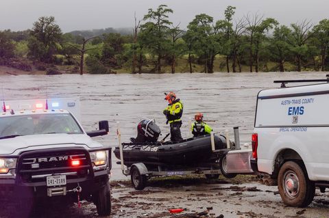 Mitglieder der Task Force 1 setzen Boote entlang des Guadalupe River in Texas ein