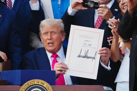 Donald Trump präsentiert seine Signatur unter den neuen Steuer- und Einwanderungsgesetzen