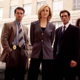 Seinen ersten großen Schauspielerfolg feierte er Anfang der 1990er-Jahre mit der australischen Seifenoper "Home and Away". Es folgte der Sprung nach Amerika, dort bekam er 1993 seine erste US-Rolle in der Seifenoper "Another World", wo er den mysteriösen und charismatischen Ian Rain spielte. Diese Rolle zeigte seine Wandlungsfähigkeit und brachte ihm erste Fans in Amerika ein. Dieses Bild zeigt den Schauspieler 1996 für seine Rolle des FBI-Agenten John Grant, einen Spezialisten für Computer- und Technologiefragen, aber auch ein erfahrener Ermittler vor Ort, in der Serie "Profiler". Dies war eine US-amerikanische Krimi- und Thriller-Serie, die von 1996 bis 2000 lief und Julian McMahon zu einem bekannten Gesicht im amerikanischen TV machte