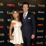 2014 heiratete Julian McMahon seine langjährige Partnerin Kelly Paniagua, nachdem sie sich bereits 2003 kennengelernt hatten. Kelly, ein ehemaliges Model und inzwischen Kinderbuchautorin übernahm liebevoll die Rolle der Stiefmutter für McMahons Tochter Madison. Zusammen führten sie ein ruhiges, privates Familienleben. Dieses Bild zeigt das Paar 2017. Kelly war es, die nun die tragische Nachricht des Todes ihres Mannes der Öffentlichkeit übermittelte