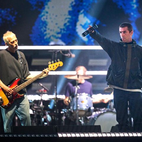 Die Band Oasis beim Konzert in der walisischen Hauptstadt Cardiff