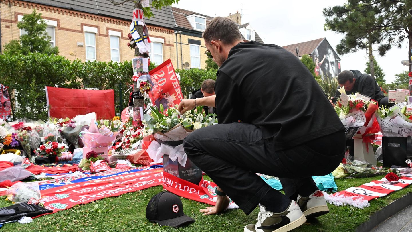 Der ehemalige Kapitän des FC Liverpool, Jordan Henderson, legt vor dem Anfield Stadion Blumen in Gedenken an Diogo Jota ab