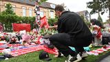 Der ehemalige Kapitän des FC Liverpool, Jordan Henderson, legt vor dem Anfield Stadion Blumen in Gedenken an Diogo Jota ab