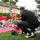 Der ehemalige Kapitän des FC Liverpool, Jordan Henderson, legt vor dem Anfield Stadion Blumen in Gedenken an Diogo Jota ab