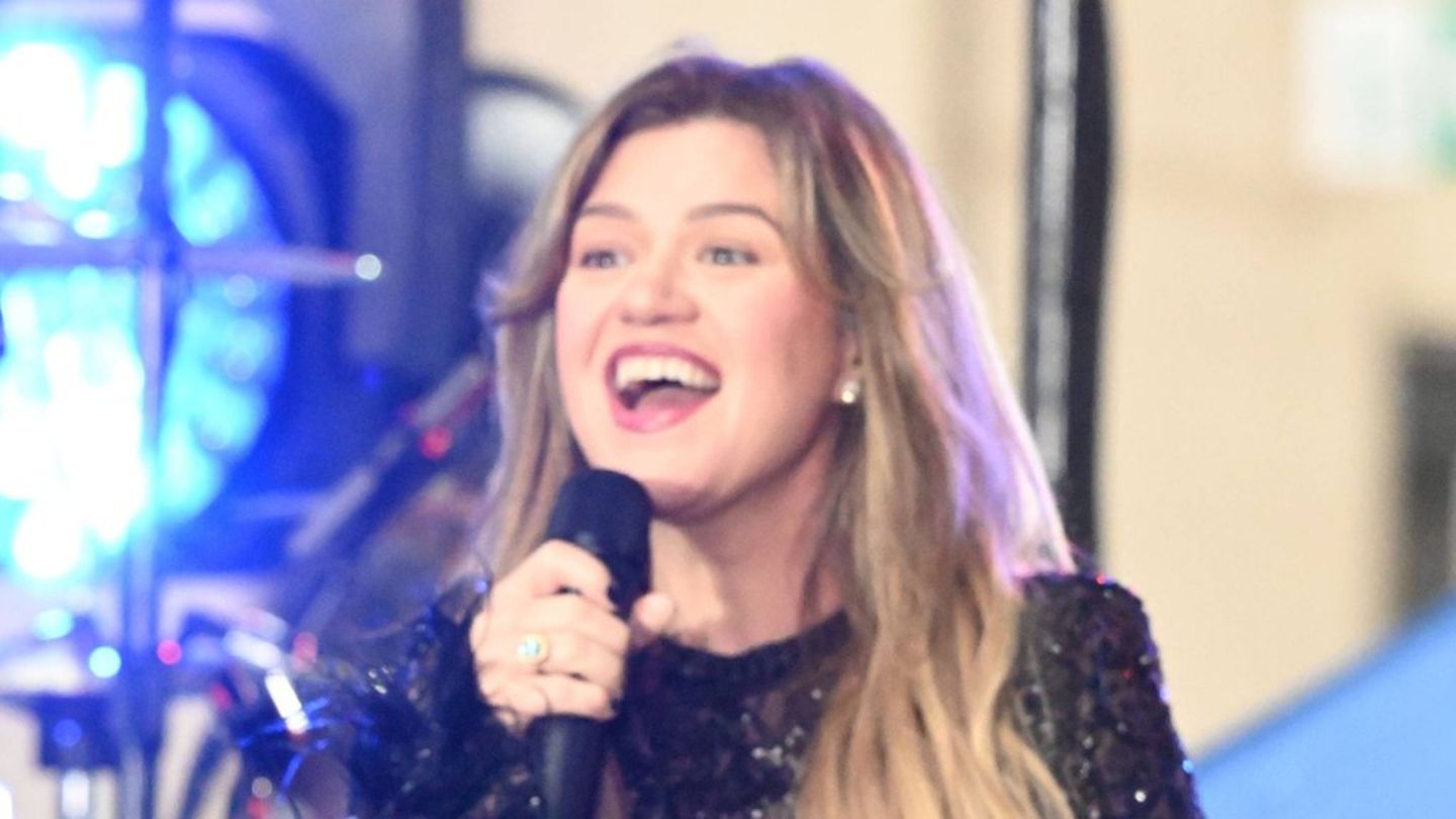 Kelly Clarkson: Singer shifts Las Vegas start