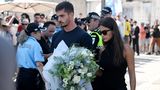 Der portugiesische Bundesliga-Spieler André Silva (RB Leipzig) und seine Lebensgefährtin Maria Rodrigues sind ebenfalls zur Totenwache für Diogo Jota und seinen Bruder gekommen
