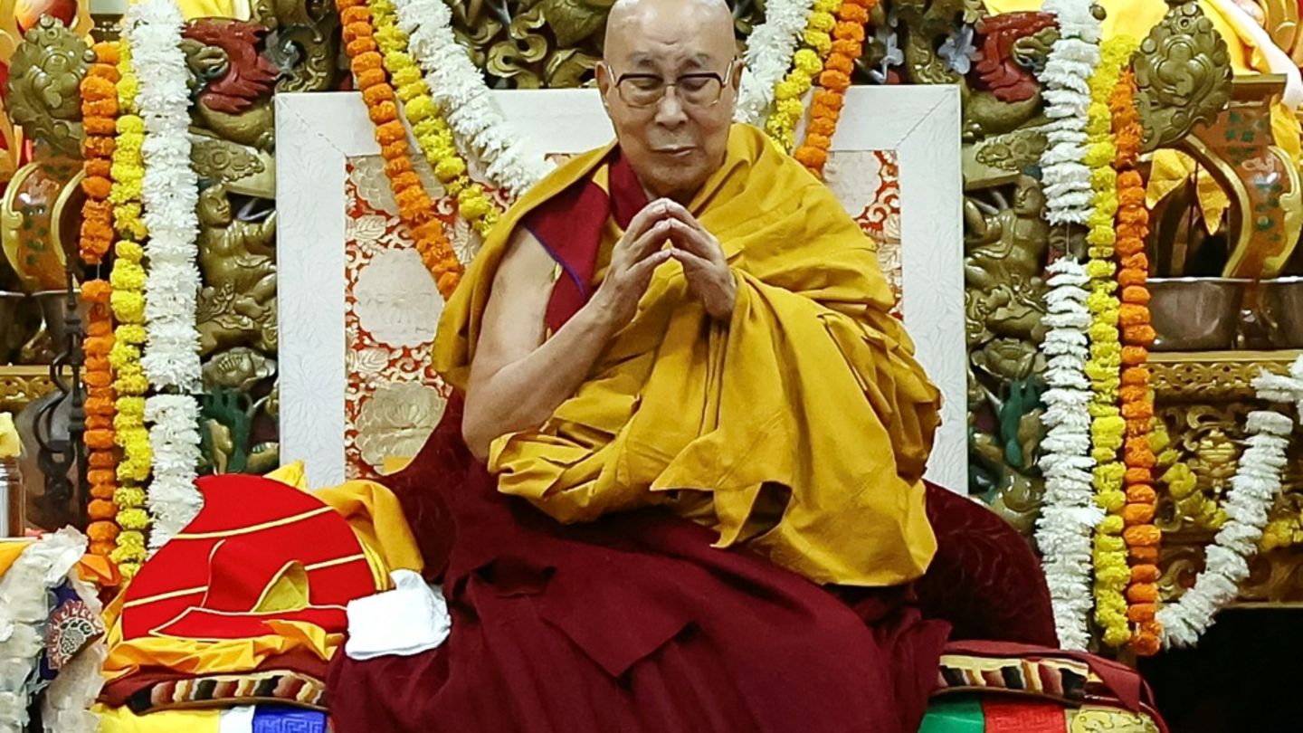 Der Dalai Lama bei der Zeremonie am Samstag