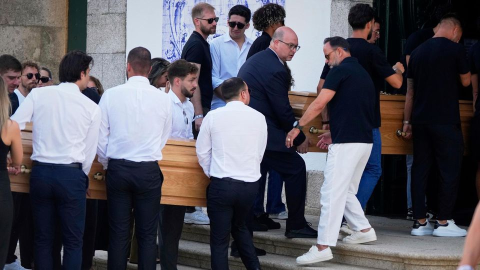 Diogo Jota Beerdigung "Es ist sehr emotional": Hunderte nehmen Abschied von Diogo Jota und seinem Bruder