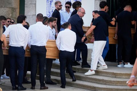 "Es ist sehr emotional": Hunderte nehmen Abschied von Diogo Jota und seinem Bruder