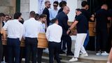 Die Särge von Diogo Jota und seinem Bruder André Silva werden in die Kirche getragen