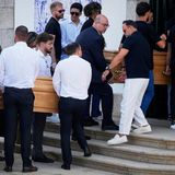 Die Särge von Diogo Jota und seinem Bruder André Silva werden in die Kirche getragen