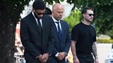 Liverpool-Trainer Arne Slot (M) und weitere Spieler des englischen Meisters folgen van Dijk und Robertson