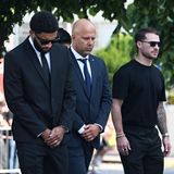 Liverpool-Trainer Arne Slot (M) und weitere Spieler des englischen Meisters folgen van Dijk und Robertson