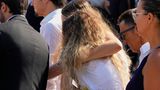 Die Witwe von Diogo Jota wird während seiner Beerdigung in Gondomar umarmt