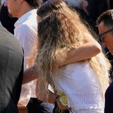 Die Witwe von Diogo Jota wird während seiner Beerdigung in Gondomar umarmt