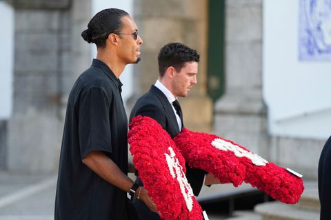 Liverpool-Kapitän Virgil Van Dijk (l.) und Teamkollege Andrew "Andy" Robertson
