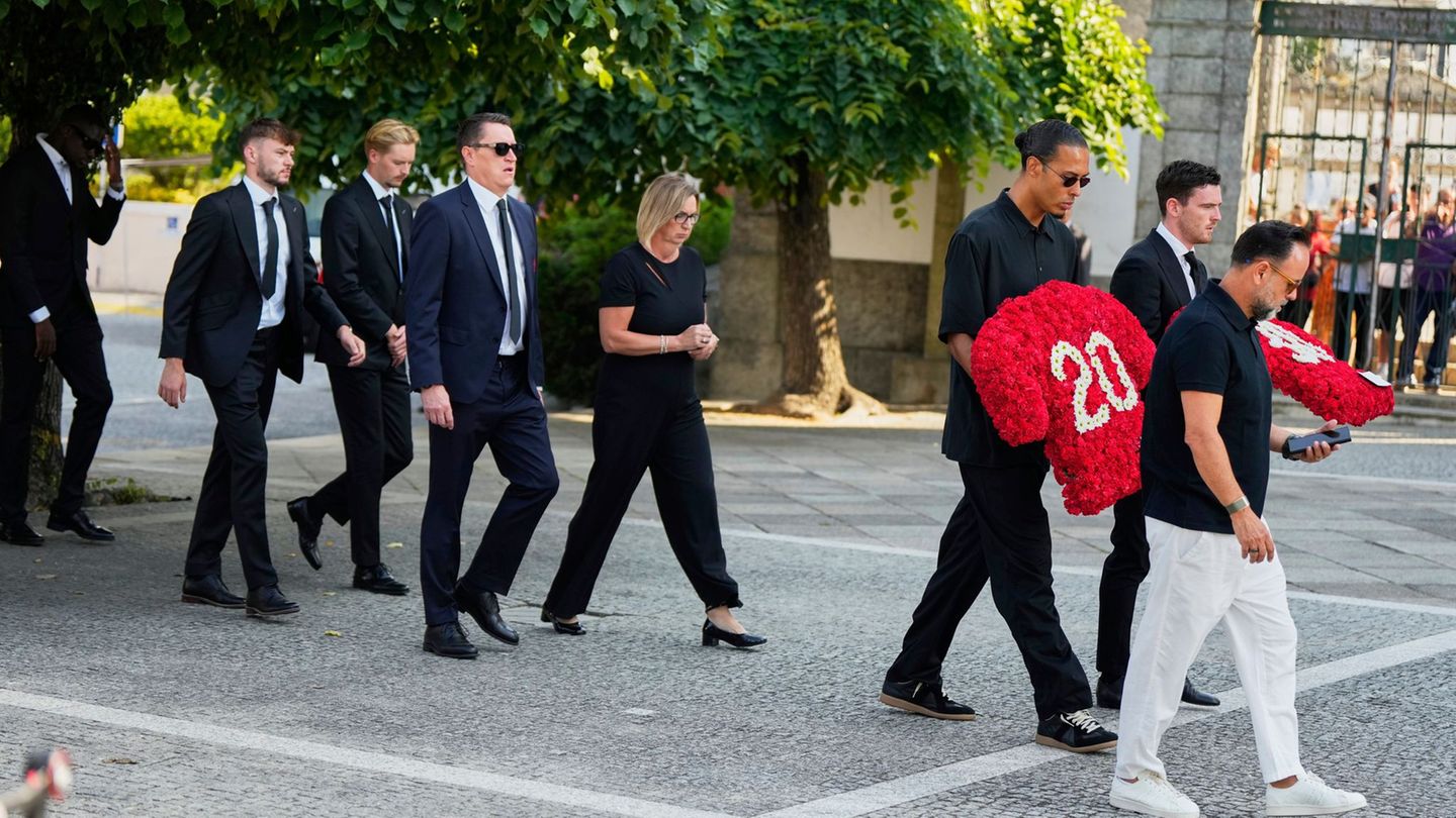 Emotional funeral service: Football stars say goodbye to Diogo Jota and brother André