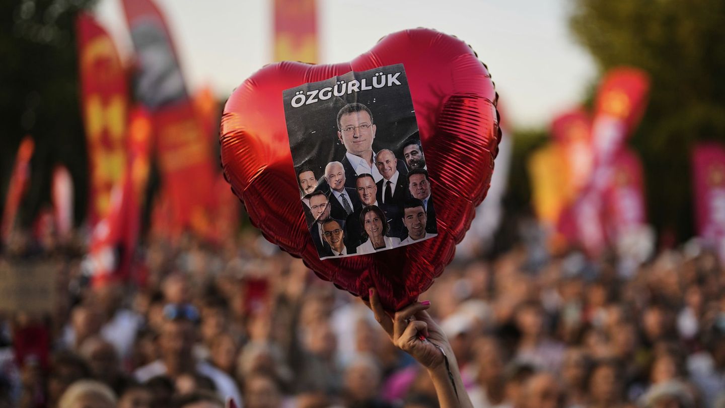 CHP party under pressure: three opposition mayors arrested in Turkey