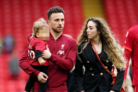 Der verunglückte Diogo Jota (l.) und Rute Cardoso mit einem der gemeinsamen Kinder nach einem Liverpool-Spiel
