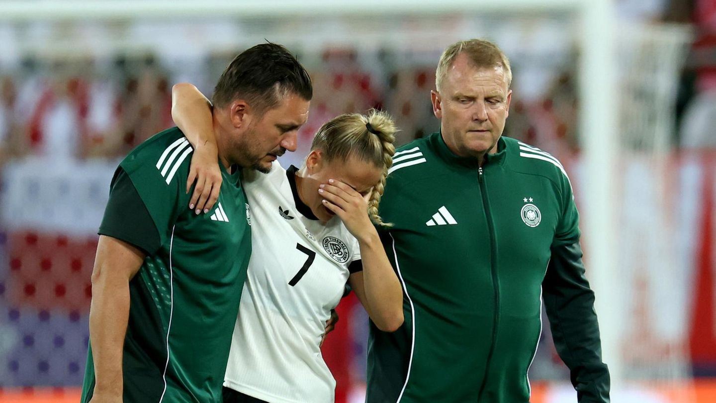 Giulia Gwinn muss gegen Ende der ersten Halbzeit unter Tränen ausgewechselt werden.