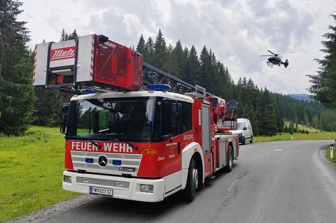 Österreich: Die Feuerwehr im Einsatz an der Absturzstelle