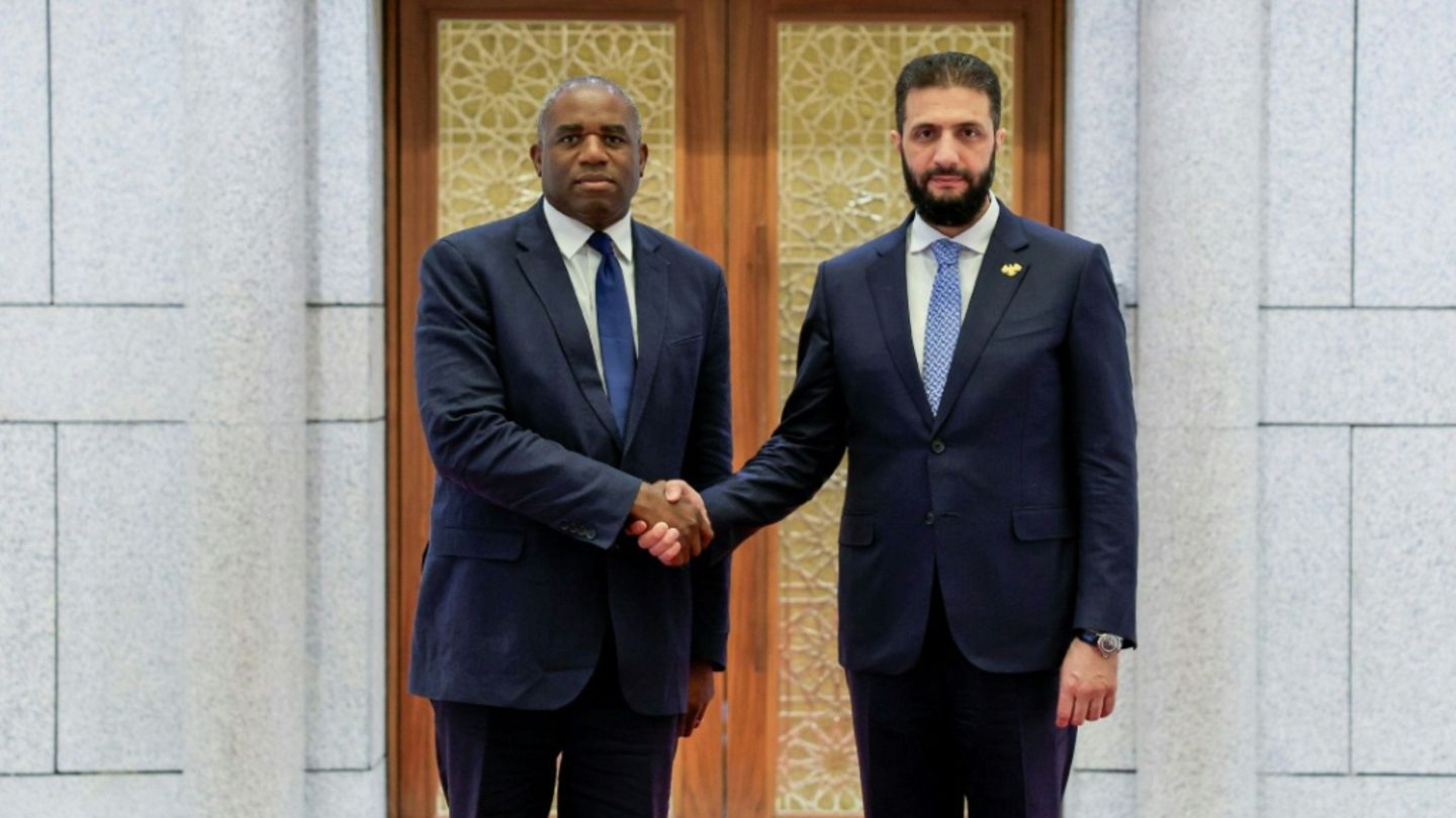 Der britische Außenminister Lammy mit dem syrischen Präsidenten al-Scharaa