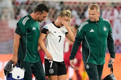DFB-Kapitänin Giulia Gwinn verlässt verletzt den Platz