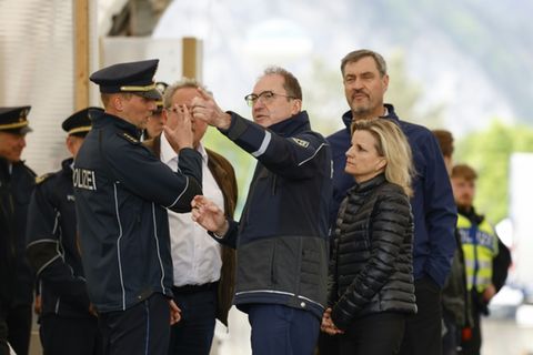 Dobrindt (Mitte) und Bayerns Ministerpräsident Söder (rechts) am Grenzübergang Kiefersfelden