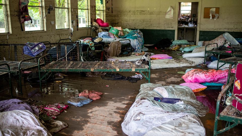 Blick in einen von den Fluten zerstörten Schlafsaal im Camp Mystic in Texas
