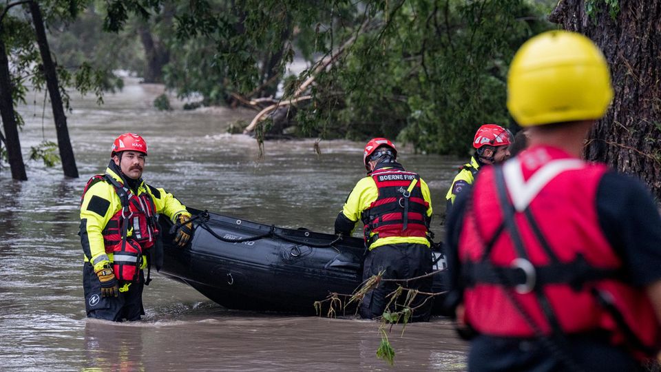 Tag und Nacht im Einsatz: Über tausend Rettungskräfte suchen nach der Flut in Texas nach Überlebenden