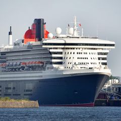 Die "Queen Mary 2" liegt am Kreuzfahrtterminal Steinwerder im Hamburger Hafen