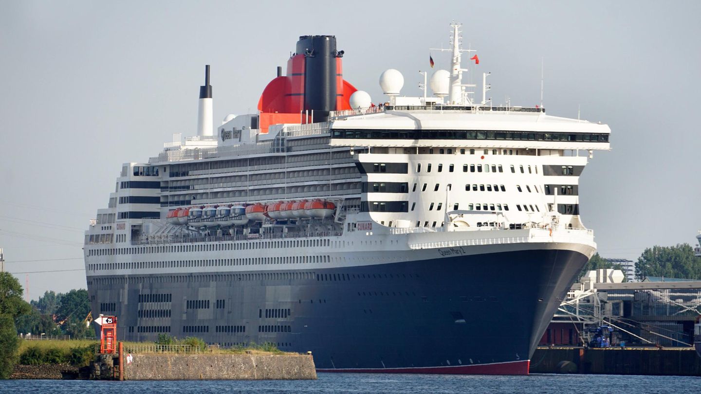 Die "Queen Mary 2" liegt am Kreuzfahrtterminal Steinwerder im Hamburger Hafen