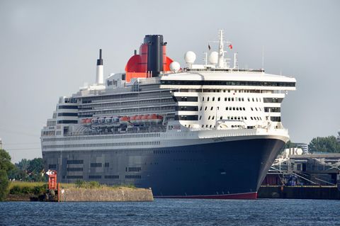 Die "Queen Mary 2" liegt am Kreuzfahrtterminal Steinwerder im Hamburger Hafen