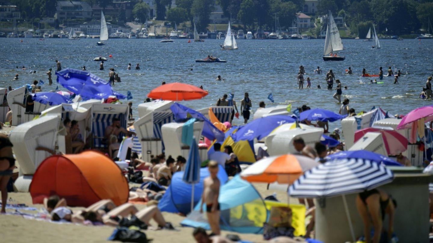 Badende am Wannsee in Berlin