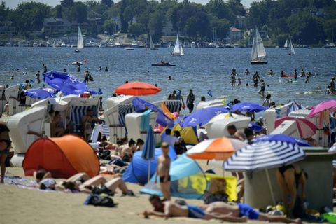 Badende am Wannsee in Berlin
