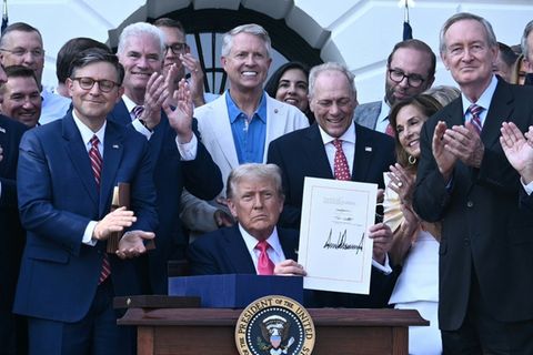 Trump mit dem unterzeichneten Haushaltsgesetz