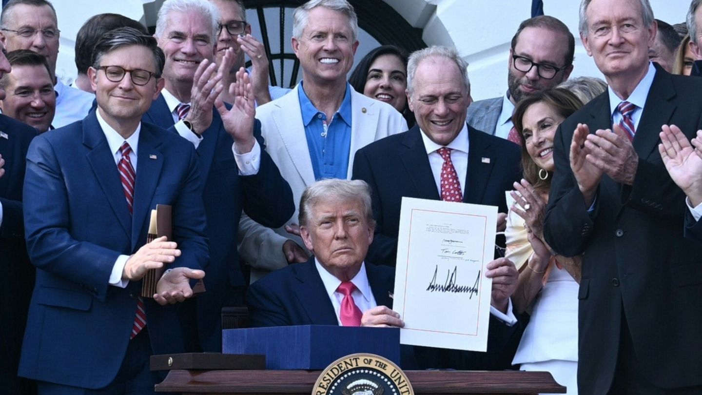 Trump mit dem unterzeichneten Haushaltsgesetz